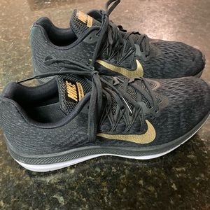 Women’s Nike Zoom Winflo 5 Gold Swoosh shoes 10
